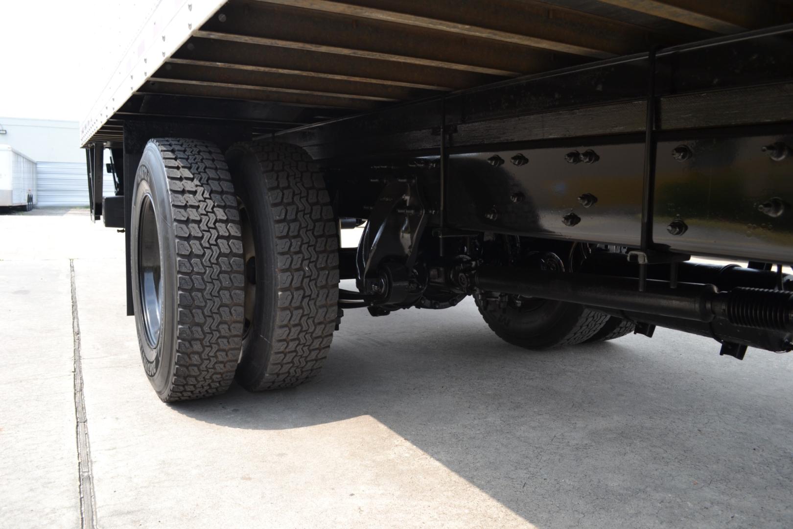 2019 WHITE /BLACK FREIGHTLINER M2-106 with an CUMMINS B6.7L 240HP engine, ALLISON 2500RDS AUTOMATIC transmission, located at 9172 North Fwy, Houston, TX, 77037, (713) 910-6868, 29.887470, -95.411903 - Photo#7